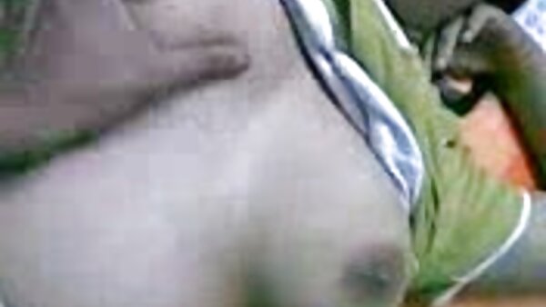 Jalang amatur berambut hitam cerpen sangap dengan muka hodoh menunjukkan buah dadanya yang sangat besar