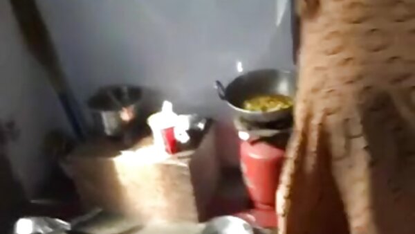 Remaja berambut hitam Rusia yang elegan galeri video lucah memberi lelakinya blowjob