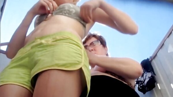 Masin amatur babe memberikan video seks pelajar sekolah pekerjaan kaki kepada keriting zakar